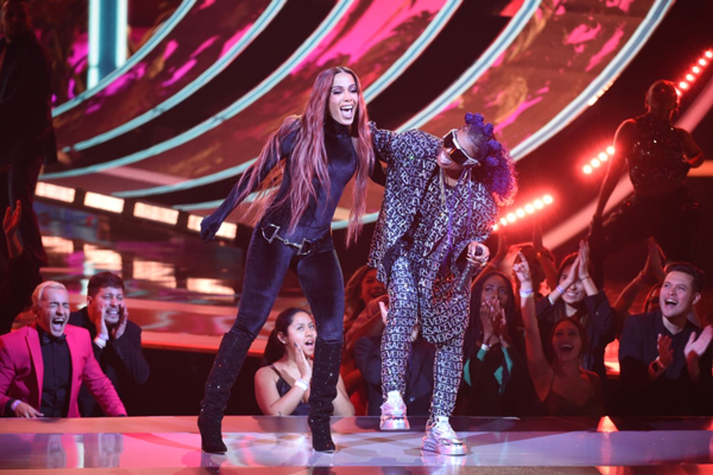 Photos: Inside The American Music Awards With Wayne Brady, Taylor Swift & More  Image