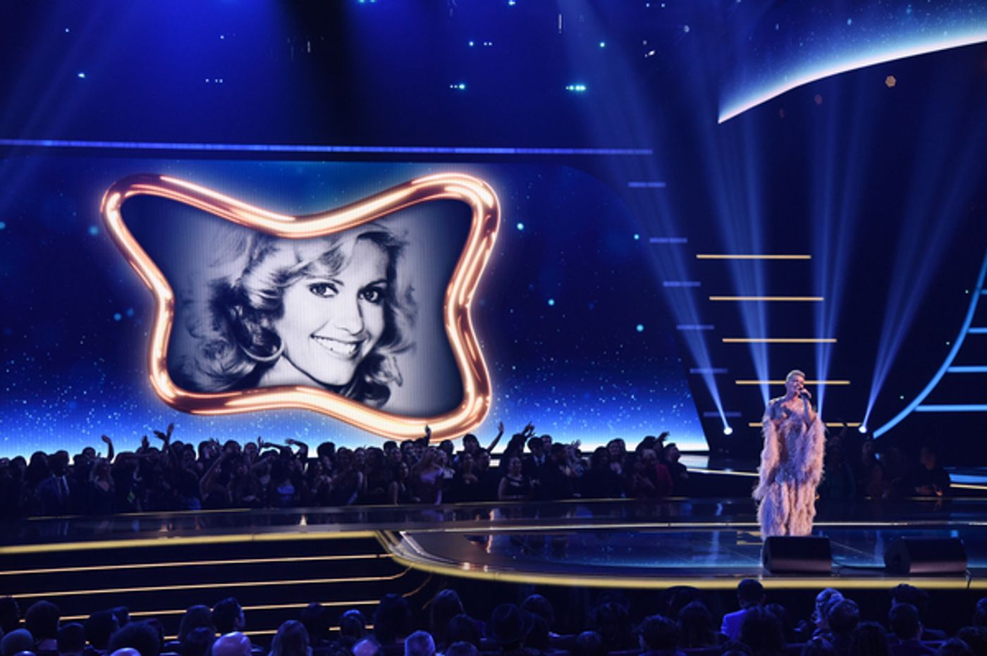 Photos: Inside The American Music Awards With Wayne Brady, Taylor Swift & More  Image