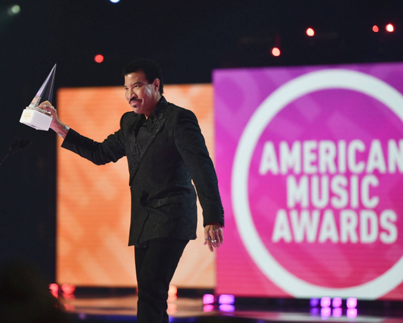 Photos: Inside The American Music Awards With Wayne Brady, Taylor Swift & More  Image