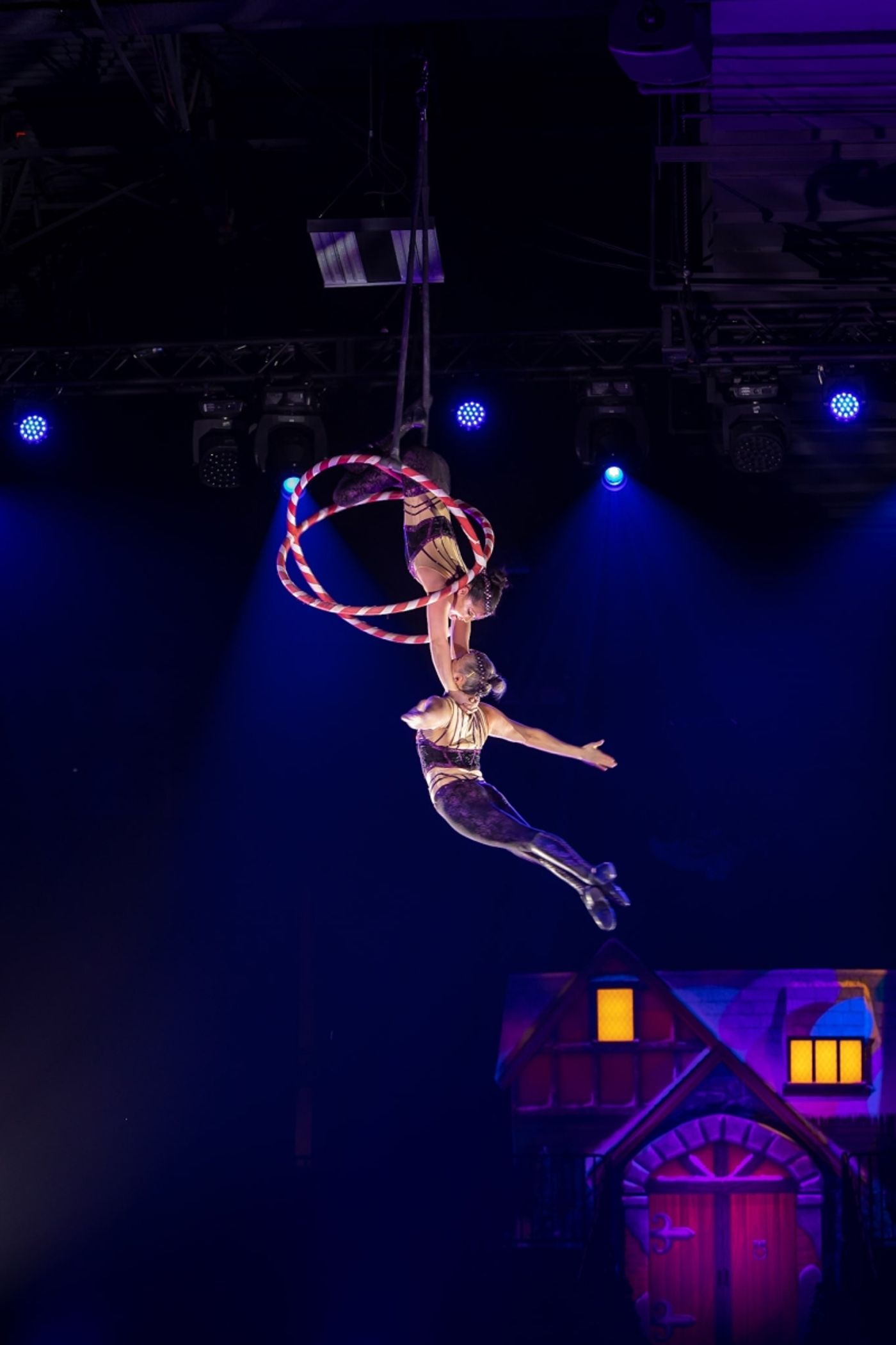 Review: CIRQUE DREAMS HOLIDAZE at Orpheum Theater  Image
