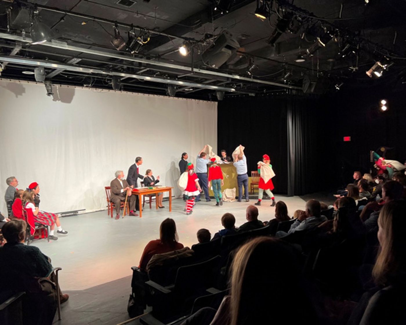 Photos: First Look At MIRACLE ON 34TH STREET At Theatrikos  Image