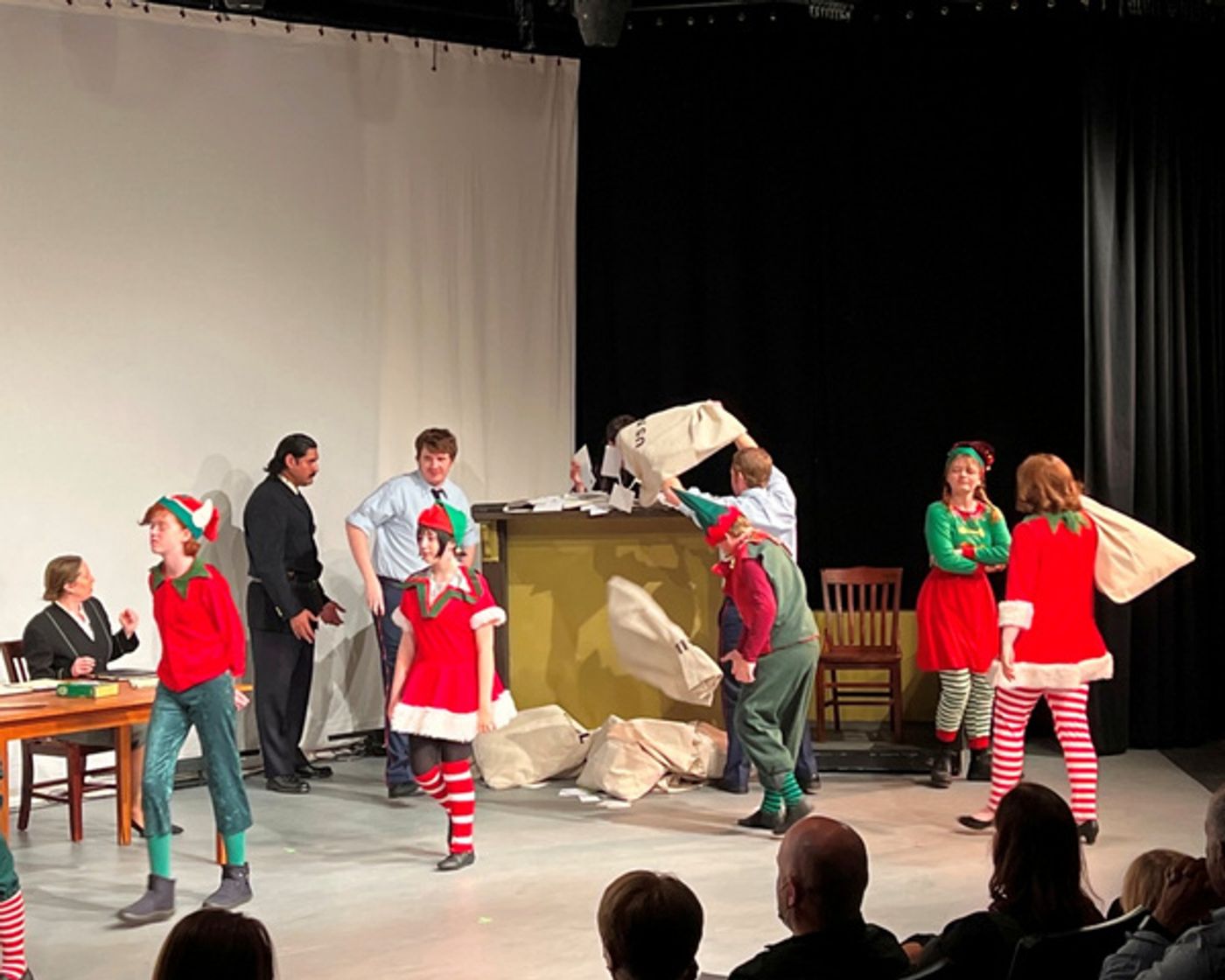 Photos: First Look At MIRACLE ON 34TH STREET At Theatrikos  Image