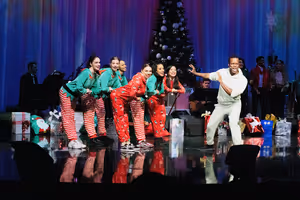 Rhett George with dancers Alyssa Bass, Cienna Menville, J. Elaine Marcos, Julia Hayne Photo