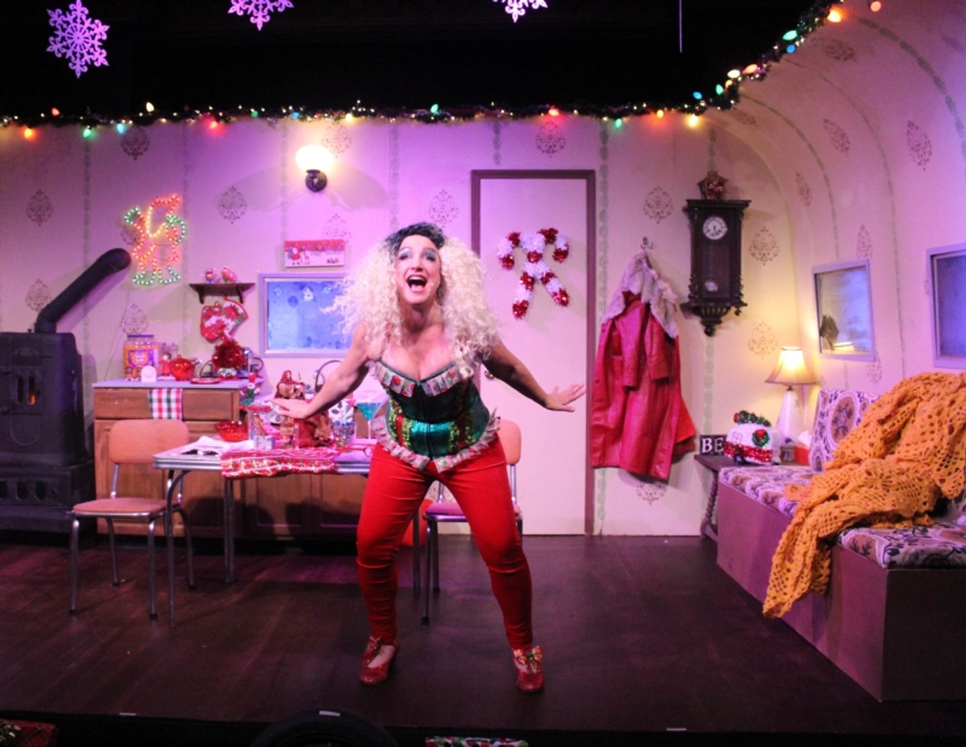 Review: WHO'S HOLIDAY, A CHRISTMAS FAVORITE NOW PLAYING IN KANSAS CITY at Musical Theater Heritage  Image