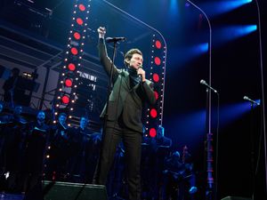 Bryce Pinkham  Photo