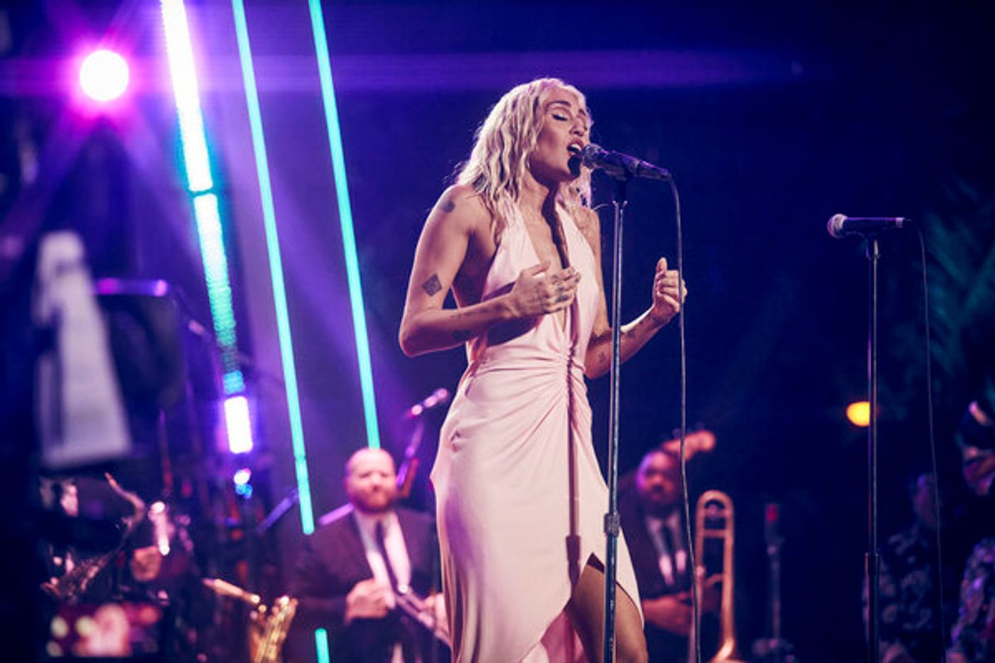 Photos: Dolly Parton & Miley Cyrus Ring In 2023 on MILEY'S NEW YEAR'S EVE PARTY With David Byrne, Sia & More  Image