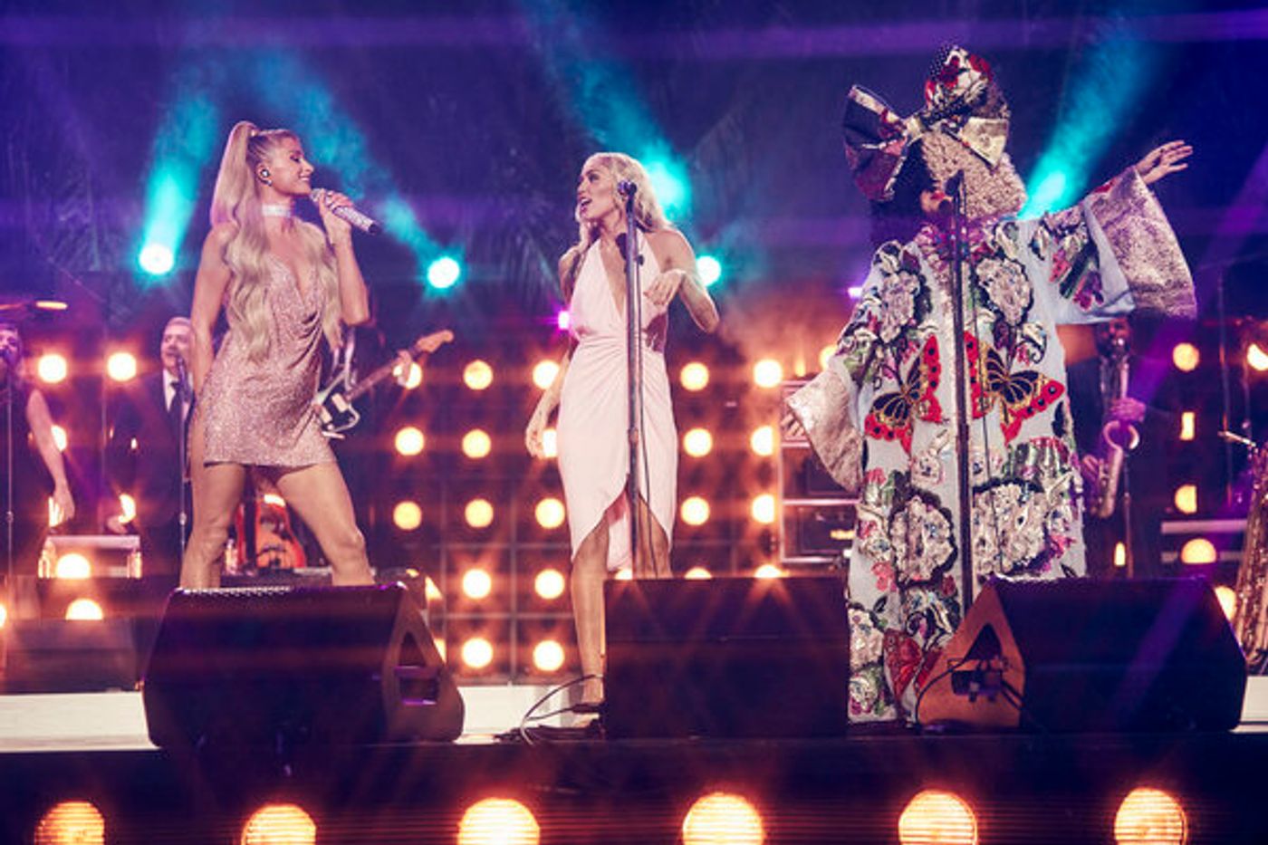 Photos: Dolly Parton & Miley Cyrus Ring In 2023 on MILEY'S NEW YEAR'S EVE PARTY With David Byrne, Sia & More  Image