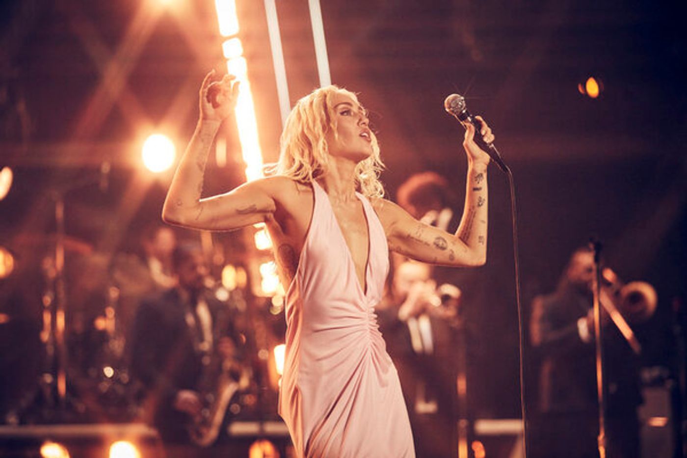 Photos: Dolly Parton & Miley Cyrus Ring In 2023 on MILEY'S NEW YEAR'S EVE PARTY With David Byrne, Sia & More  Image