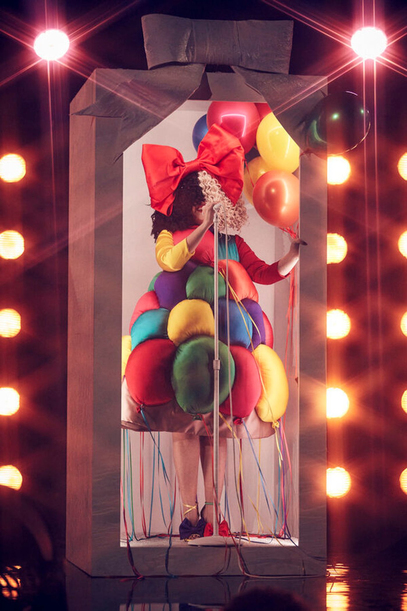 Photos: Dolly Parton & Miley Cyrus Ring In 2023 on MILEY'S NEW YEAR'S EVE PARTY With David Byrne, Sia & More  Image