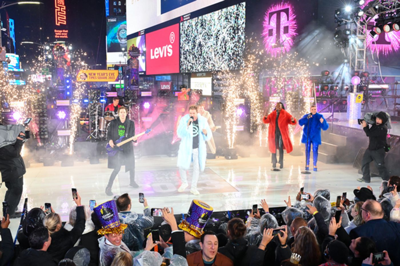 Photos: Ben Platt, Billy Porter & More Celebrate 2023 on NEW YEAR'S ROCKIN' EVE  Image