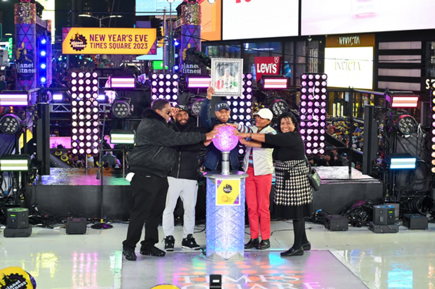 Photos: Ben Platt, Billy Porter & More Celebrate 2023 on NEW YEAR'S ROCKIN' EVE  Image