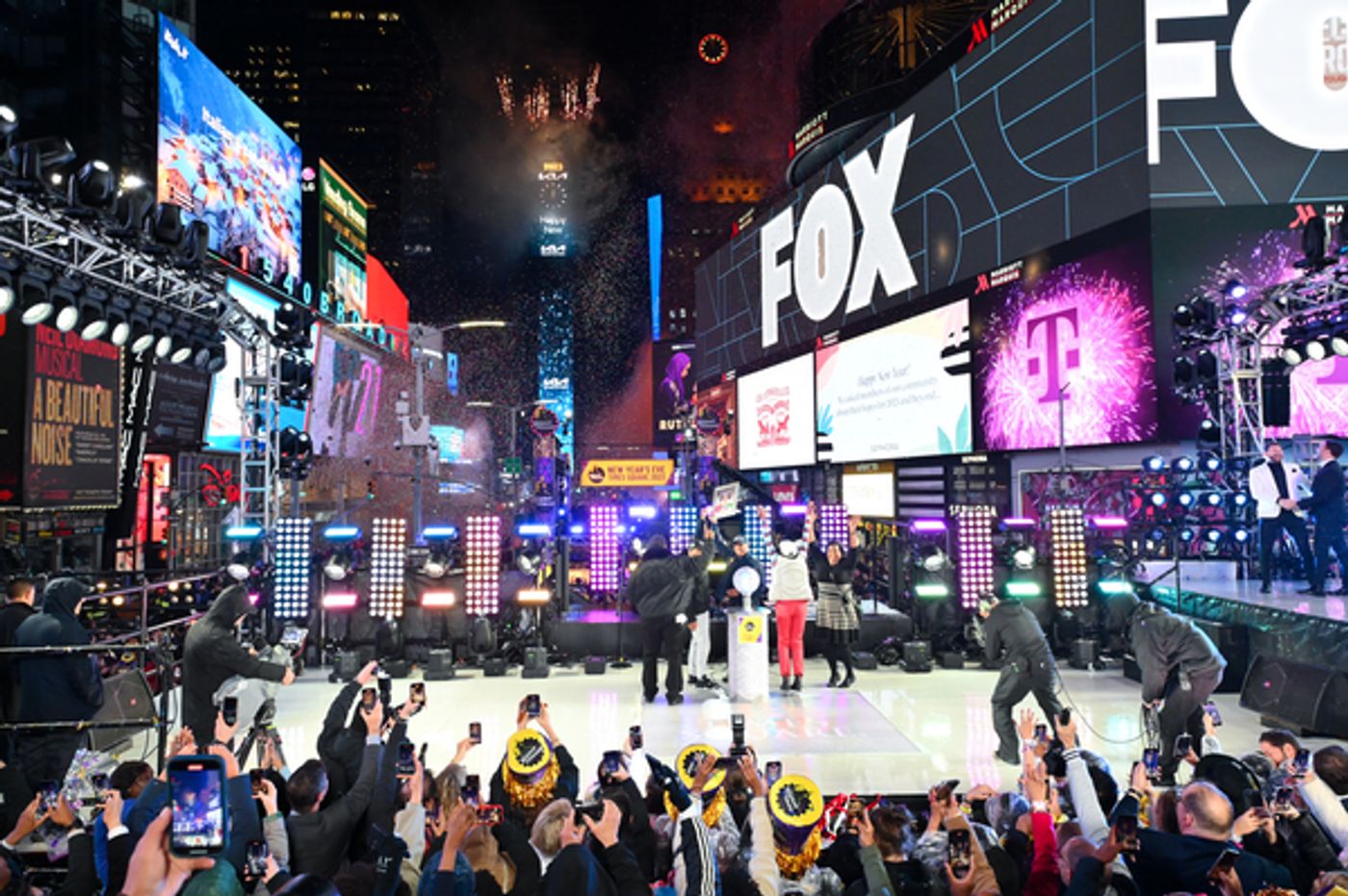 Photos: Ben Platt, Billy Porter & More Celebrate 2023 on NEW YEAR'S ROCKIN' EVE  Image