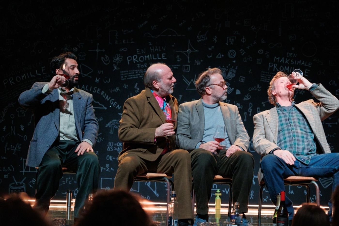 Review: ET GLASS TIL Opens at Christiania Theater  Image