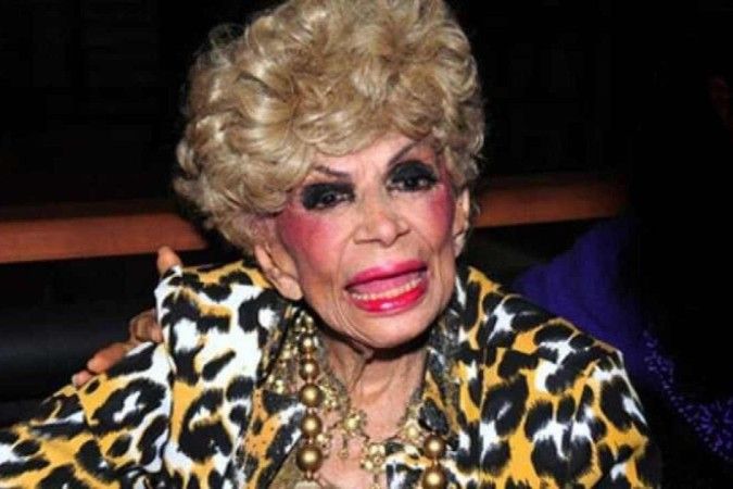 Grace Gianoukas Pays Homage to Dercy Goncalves in the Monologue NASCI PRA SER DERCY  Image
