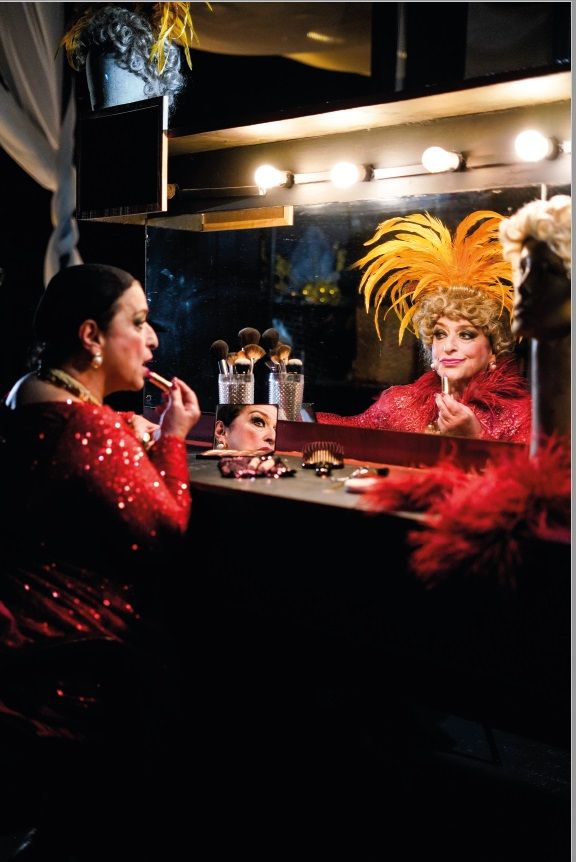 Grace Gianoukas Pays Homage to Dercy Goncalves in the Monologue NASCI PRA SER DERCY  Image