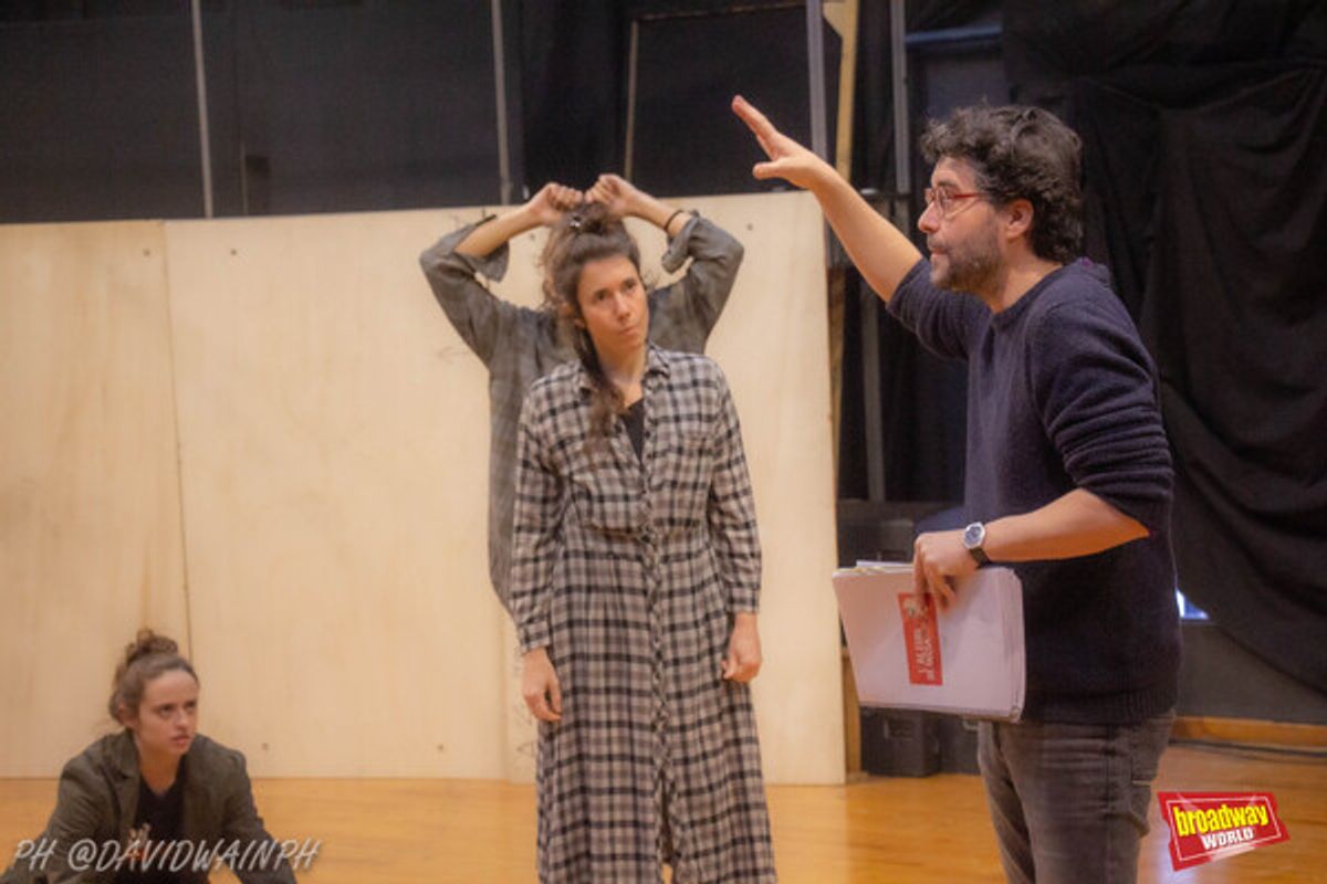 David Pintó (ayudante de dirección) da indicaciones a los actores at 