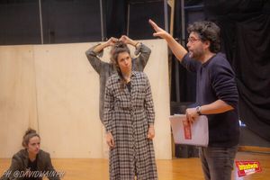 David Pintó (ayudante de dirección) da indicaciones a los actores Photo