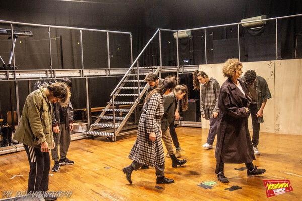 Àngels Gonyalons y el reparto de L'ALEGRIA QUE PASSA Photo