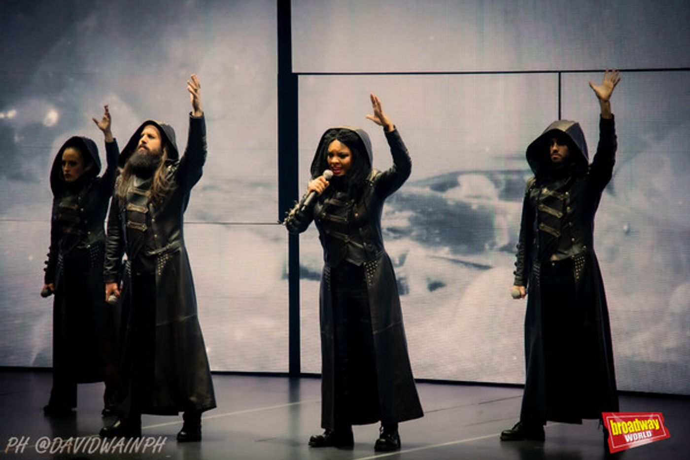 Photos: CRUZ DE NAVAJAS entra en su recta final en Barcelona Photos: CRUZ DE NAVAJAS entra en su recta final en Barcelona Image