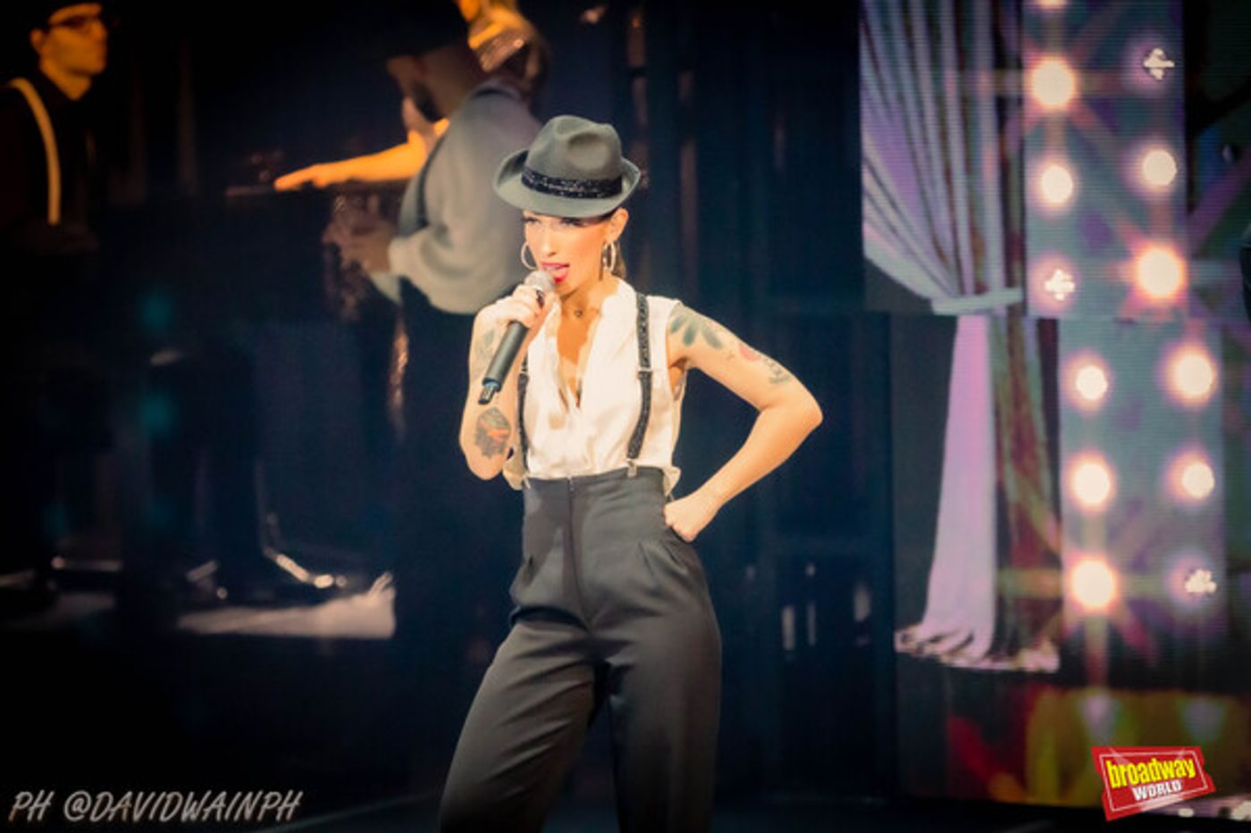 Photos: CRUZ DE NAVAJAS entra en su recta final en Barcelona Photos: CRUZ DE NAVAJAS entra en su recta final en Barcelona Image