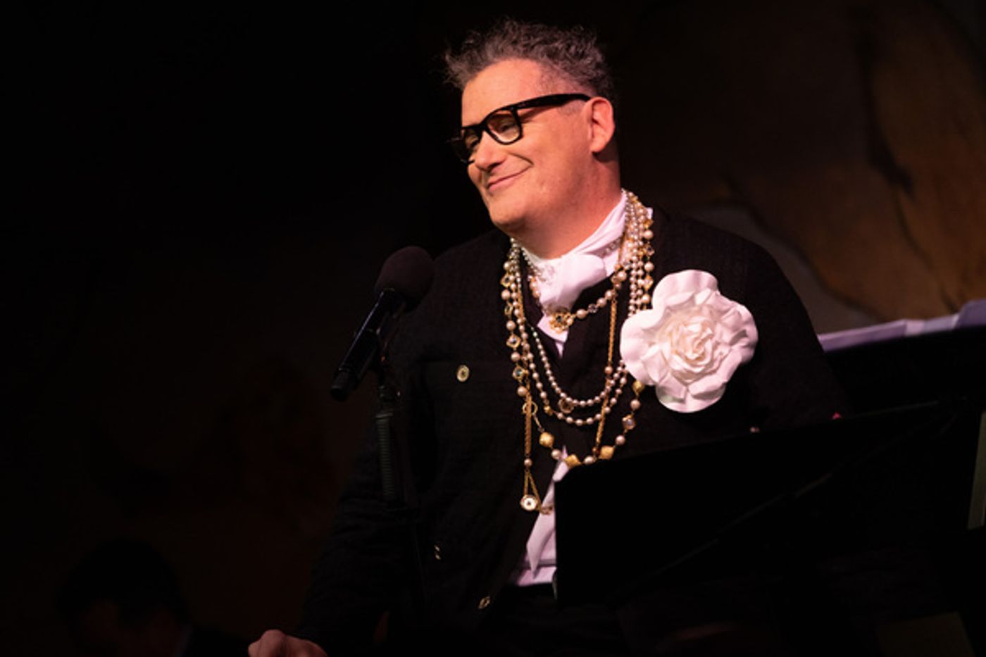 Review: Isaac Mizrahi Confidently Conquers Café Carlyle Once More In THE MARVELOUS MR. MIZRAHI  Image