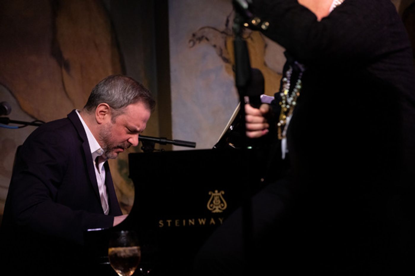 Review: Isaac Mizrahi Confidently Conquers Café Carlyle Once More In THE MARVELOUS MR. MIZRAHI Review: Isaac Mizrahi Confidently Conquers Café Carlyle Once More In THE MARVELOUS MR. MIZRAHI Image