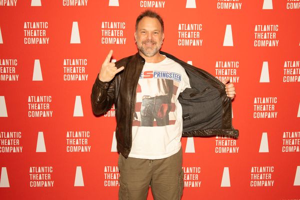 Norbert Leo Butz (Jacob)
 Photo