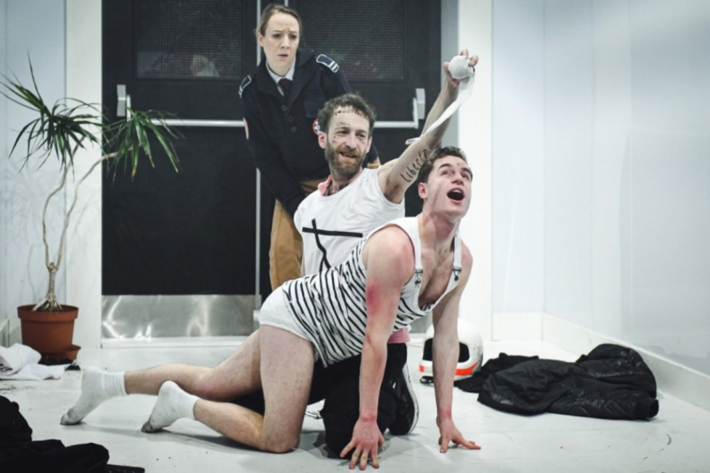 Review: DĚJINY NÁSILÍ odkrývány ve Švandově divadle  Image