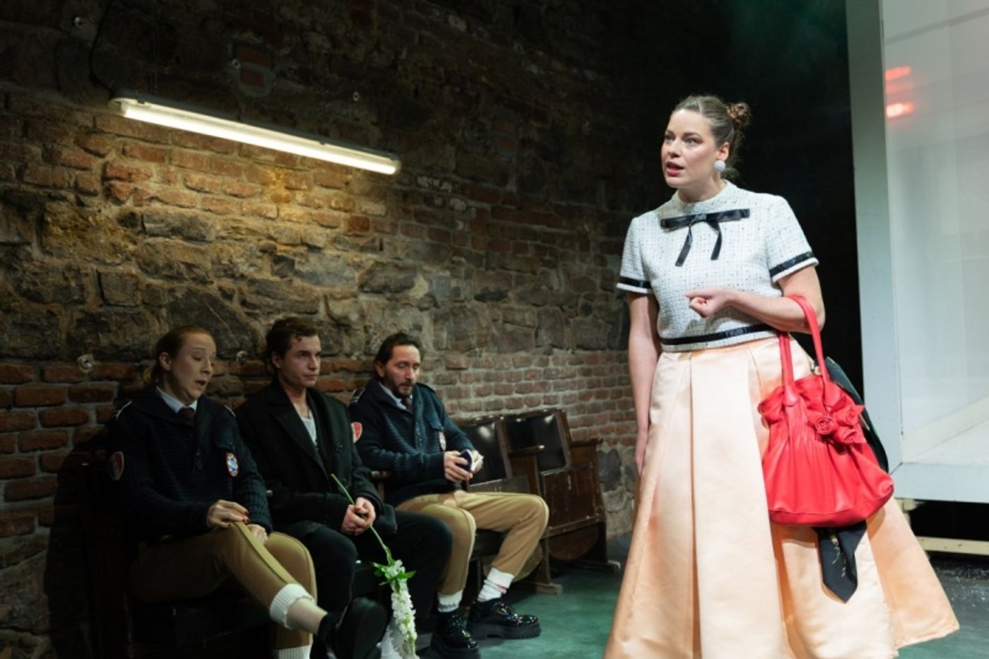 Review: DĚJINY NÁSILÍ odkrývány ve Švandově divadle Review: DĚJINY NÁSILÍ odkrývány ve Švandově divadle Image