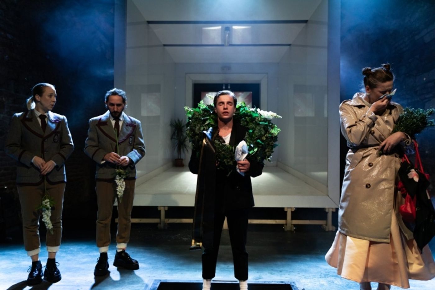 Review: DĚJINY NÁSILÍ odkrývány ve Švandově divadle Review: DĚJINY NÁSILÍ odkrývány ve Švandově divadle Image