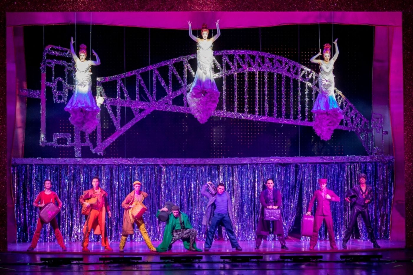 una scena del musical priscilla la regina del deserto