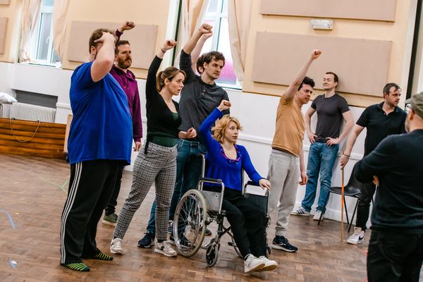 Henry Lewis, Fred Gray, Charlie Russell, Henry Shields, Ellie Morris & Jonathan Sayer Photo
