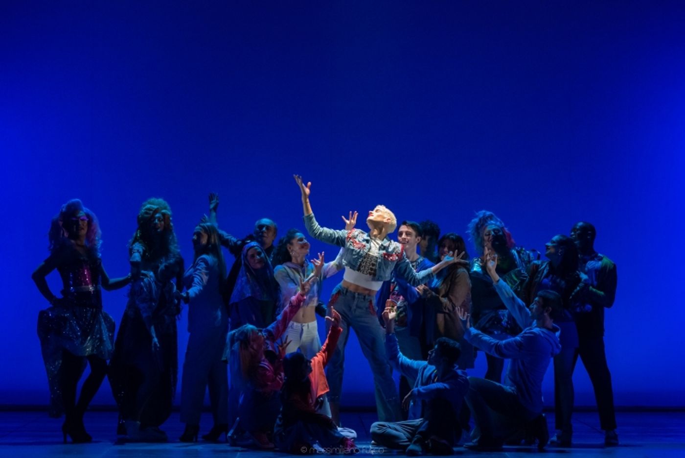 scena da tutti parlano di jamie il musical al Teatro Nazionale di Milano