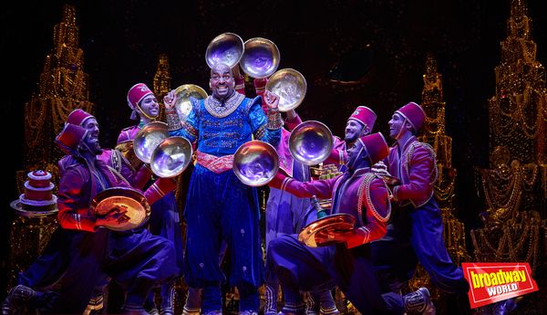                                David Comrie y el reparto de ALADDIN  Photo