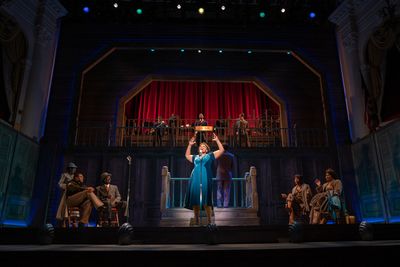 Carrie Compere and the cast Photo