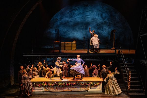 Gaten Matarazzo, Annaleigh Ashford and cast Photo