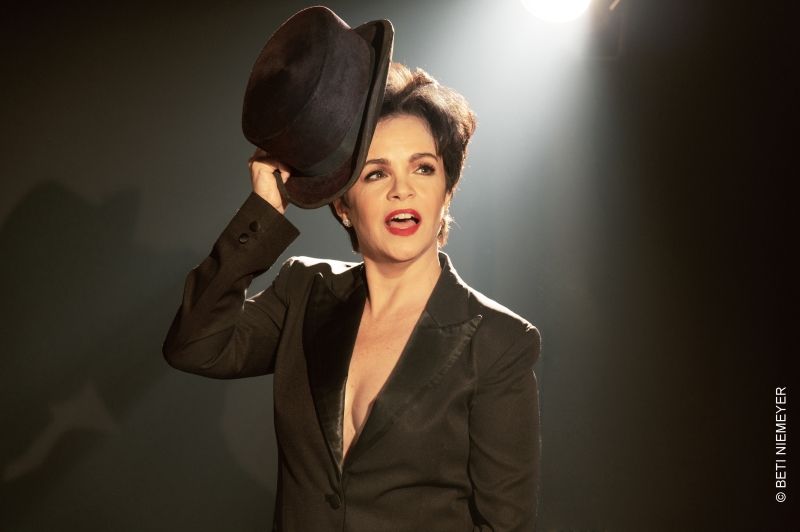 Luciana Braga Honors Judy Garland in the Musical JUDY – O ARCO-IRIS E AQUI (Judy – The Rainbow Is Here)  Image