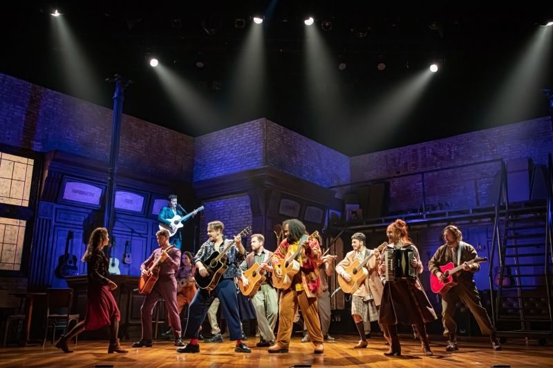 Contagious, Moving and Different Without Using Gimmicky ONCE – THE MUSICAL is Running in Sao Paulo  Image