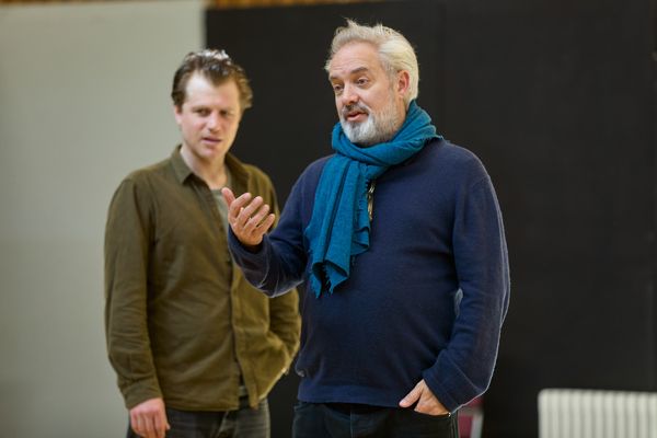 Johnny Flynn & Sam Mendes 

 Photo