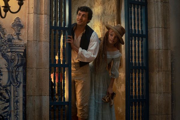 Jonah Hauer-King as Prince Eric and Halle Bailey as Ariel Photo