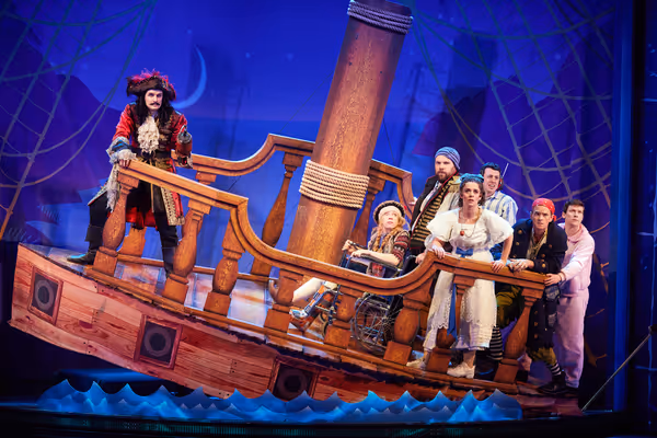 Henry Shields (Chris), Ellie Morris (Lucy), Henry Lewis (Robert), Charlie Russell (Sa Photo