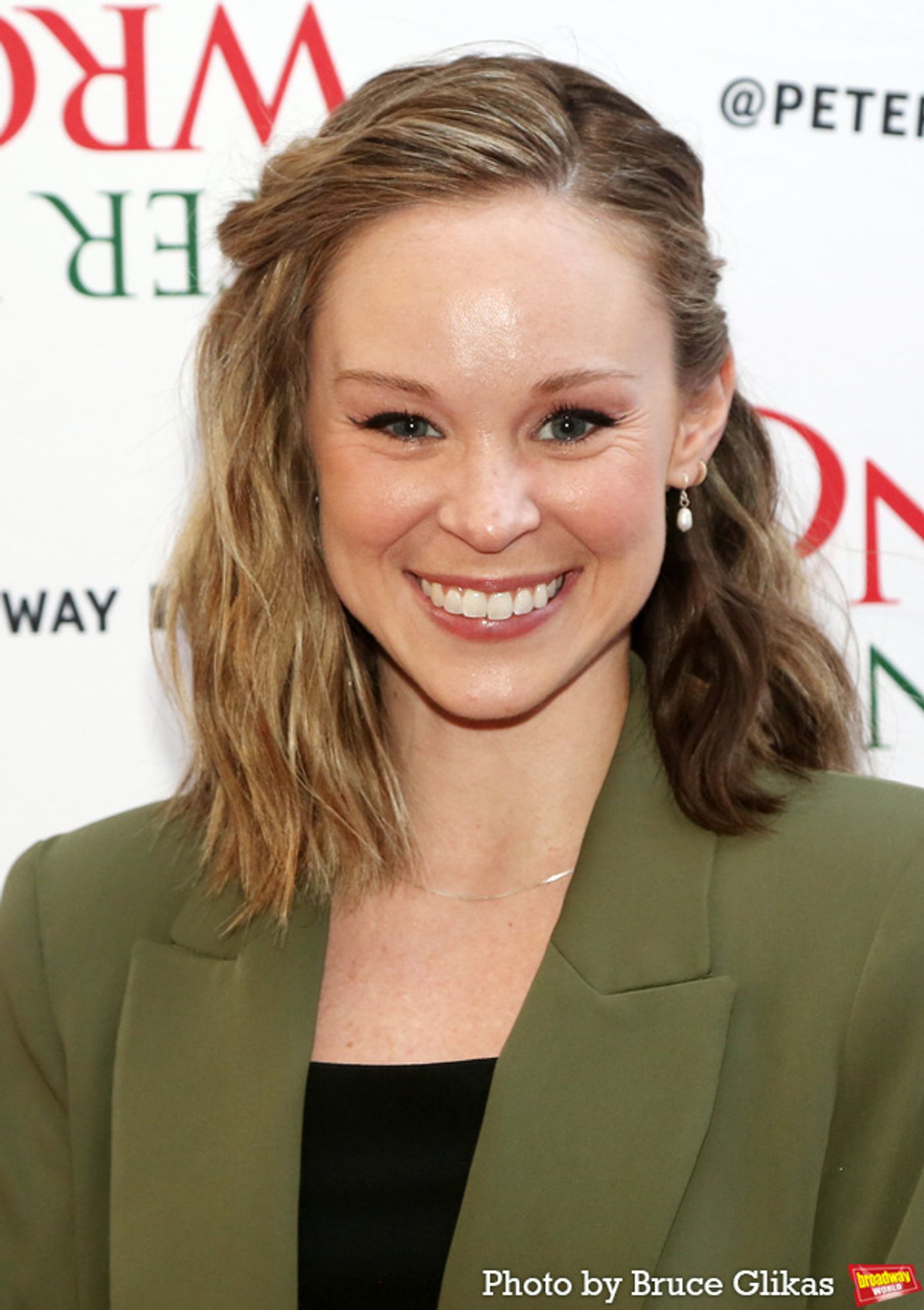 Photos: On the Red Carpet of PETER PAN GOES WRONG Opening Night  Image