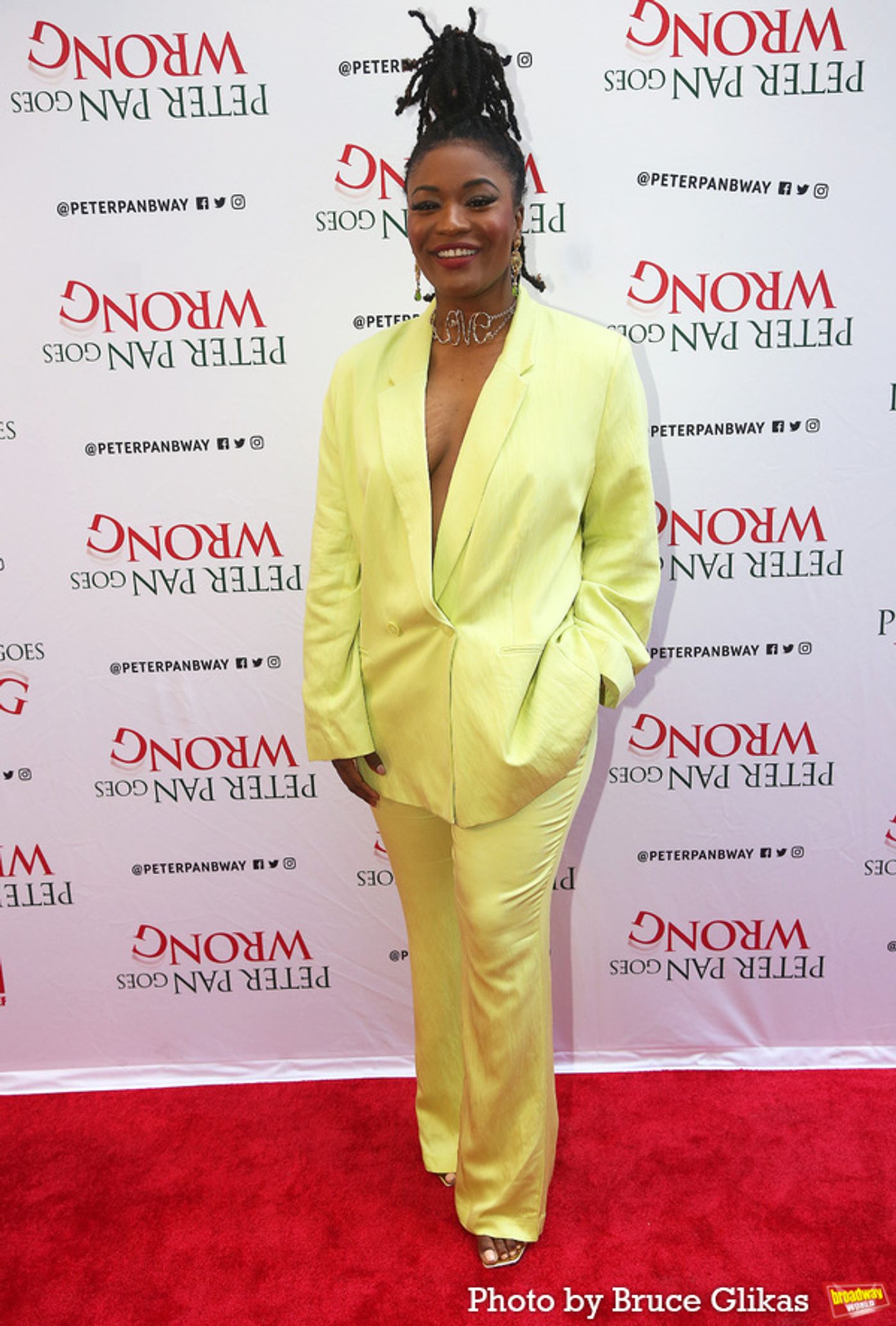 Photos: On the Red Carpet of PETER PAN GOES WRONG Opening Night  Image