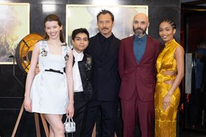 Ever Anderson, Alexander Molony, Jude Law, David Lowery and Yara Shahidi Photo
