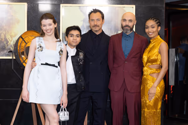Ever Anderson, Alexander Molony, Jude Law, David Lowery and Yara Shahidi Photo