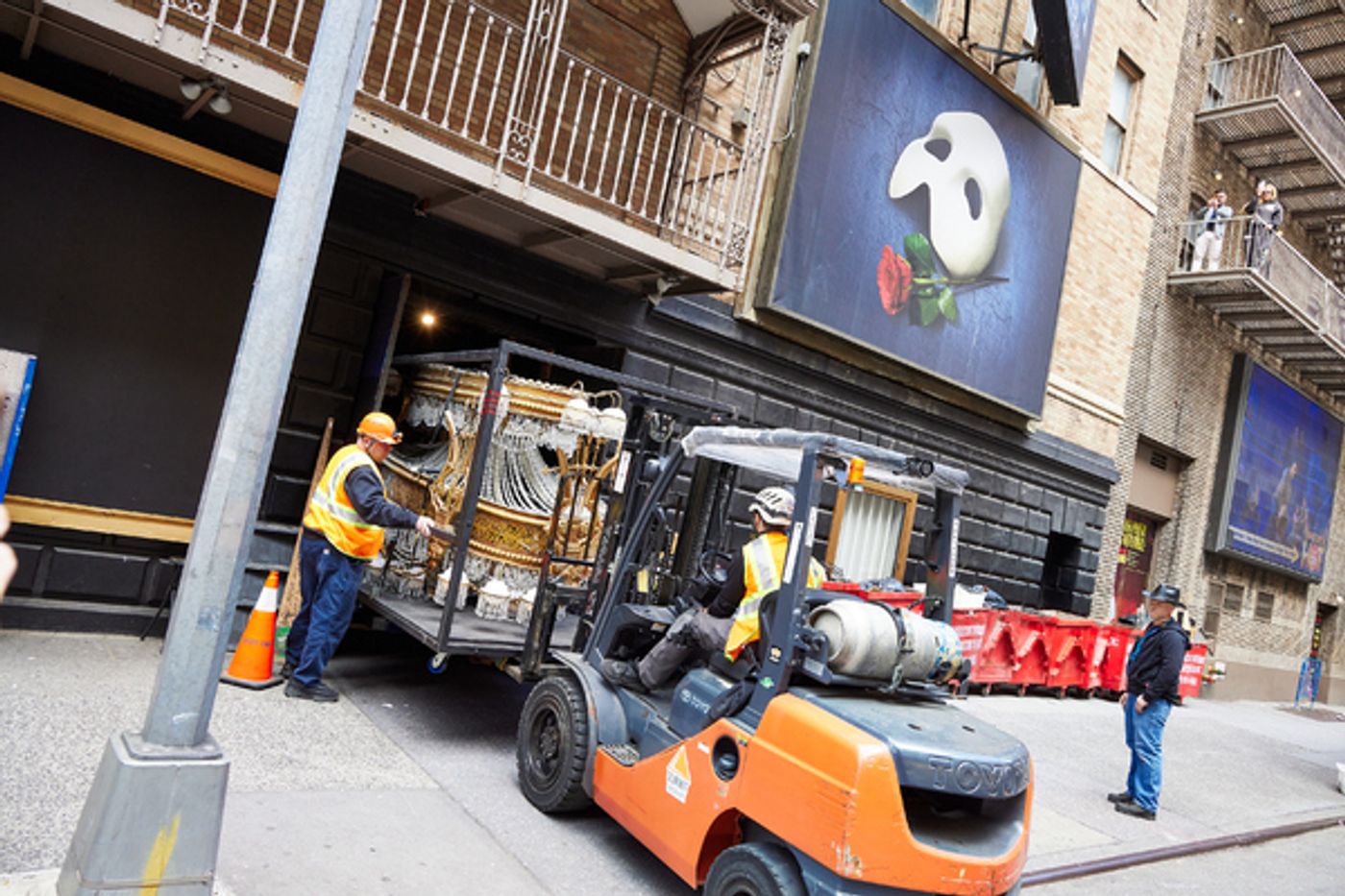 Photos/Video: Iconic PHANTOM Chandelier Exits Broadway's Majestic Theatre Photos/Video: Iconic PHANTOM Chandelier Exits Broadway's Majestic Theatre Image
