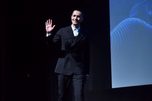 LOS ANGELES, CALIFORNIA - MAY 08: Jonah Hauer-King attends the World Premiere of Disn Photo