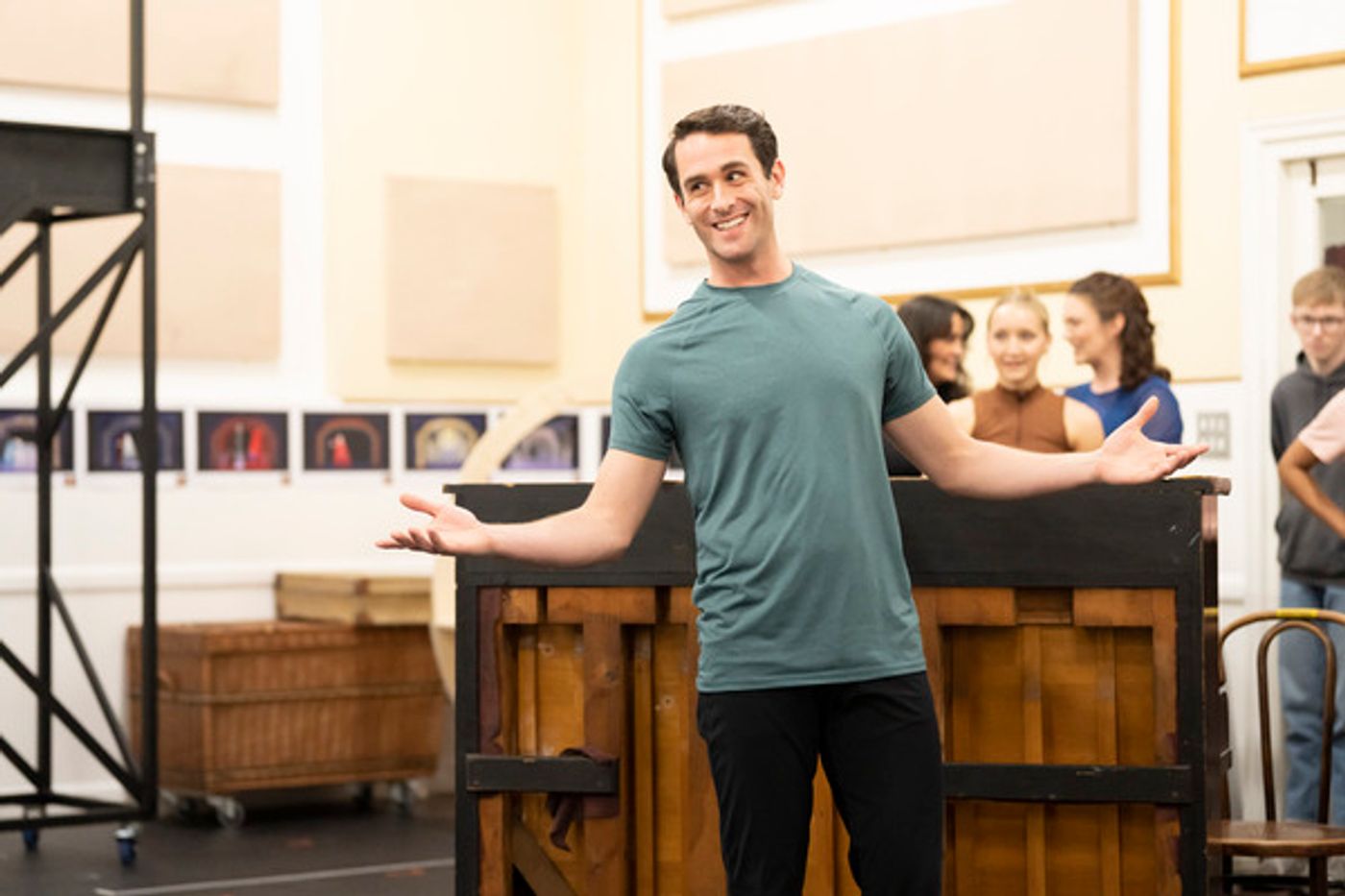 Photos: See Ruthie Henshall, Les Dennis & More in Rehearsals for 42 STREET  Image