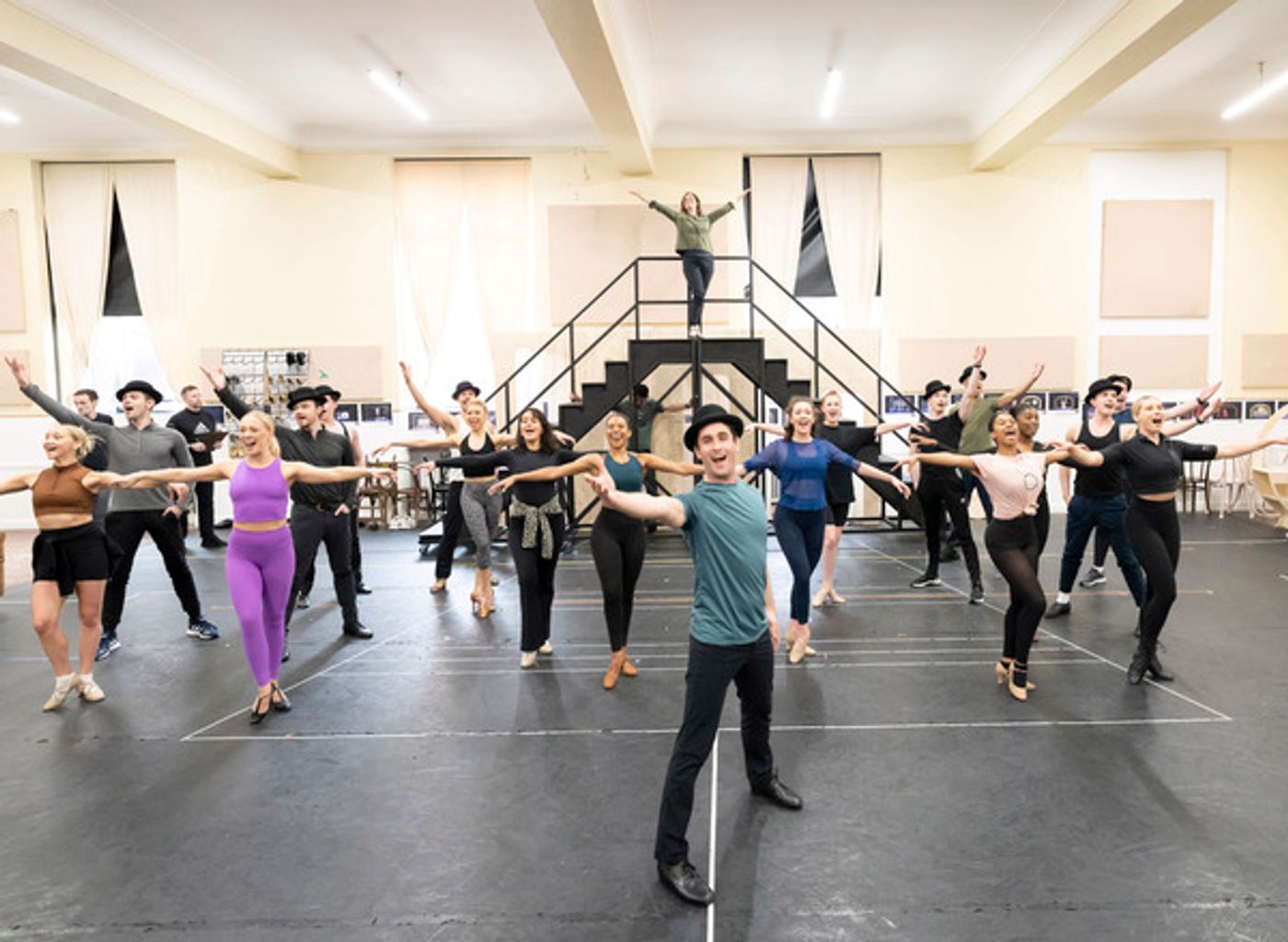 Photos: See Ruthie Henshall, Les Dennis & More in Rehearsals for 42 STREET  Image