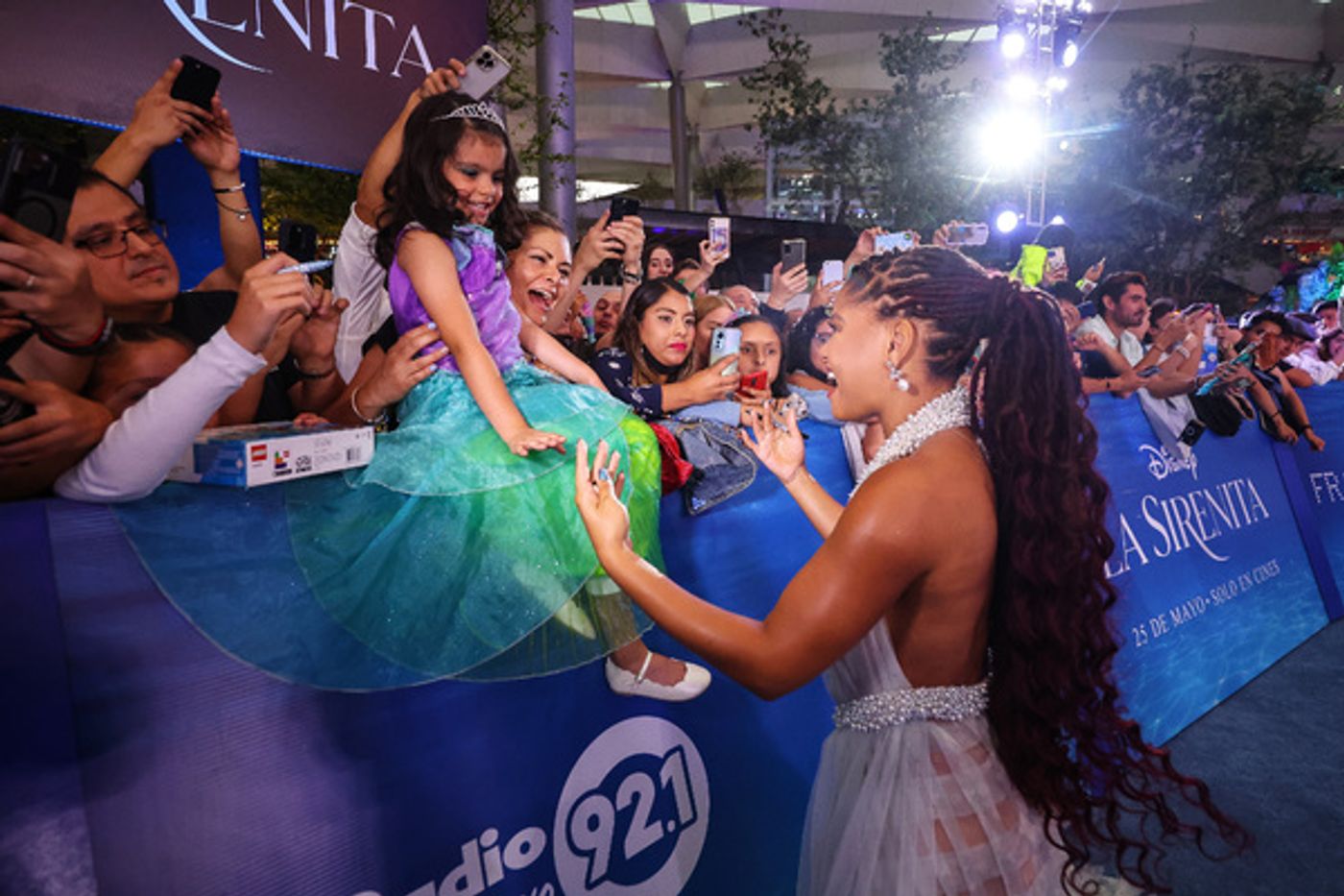 Photos: Halle Bailey & Javier Bardem Attend THE LITTLE MERMAID Mexico City Premiere Photos: Halle Bailey & Javier Bardem Attend THE LITTLE MERMAID Mexico City Premiere Image